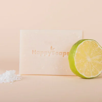 Haal het zonnetje in huis met deze frisse en zomerse Kokosnoot en Limoen Body Wash Bar. De vrolijke geurenmix van kokos en limoen verzorgen en verzachten je huid optimaal. Met de heerlijk schuimende (en plasticvrije) Bar is iedere wrijving over je huid een intens genot. De Bar bezorgt je zo een instant zomergevoel!