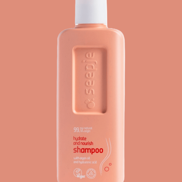 Seepje Shampoo Hydrate and Nourish Deze shampoo van Seepje heeft een rijke formule met Marokkaanse arganolie, plantaardige rijsteiwitten en hyaluronzuur, wat zorgt voor het hydrateren van je hoofdhuid, beschermt je haar en helpt de vochtbalans te herstellen. Wanneer je even weg wilt zwijmelen gebruik dan deze natuurlijke Seepje Shampoo Hydrate & Nourish, duh!