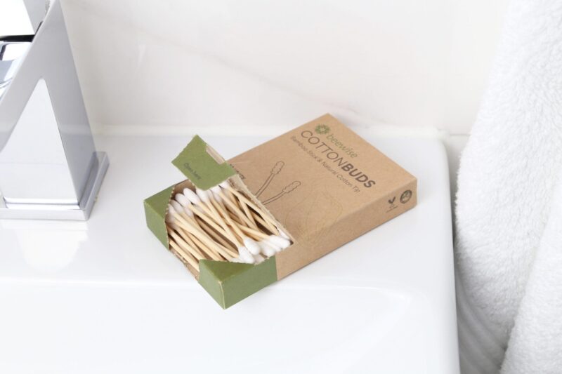 Beewise Bamboo Wattenstaafjes bamboo cotton buds home compostable in a kraft paper packaging from beewise amsterdam