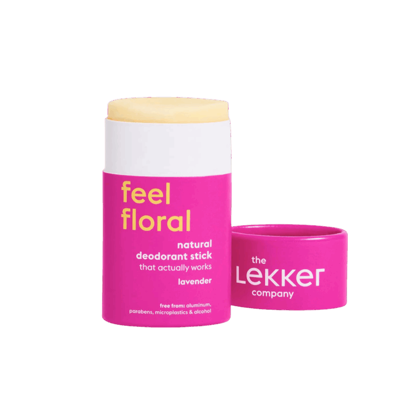 Ontdek de natuurlijke frisheid van The Lekker Company Deo Stick LAVENDEL | Deze 100% natuurlijke deodorant is verpakt in een duurzame kartonnen stick en bevat alleen plantaardige ingrediënten. Zonder aluminium, parabenen of plastic – maar mét effectieve bescherming tegen ongewenste geurtjes.