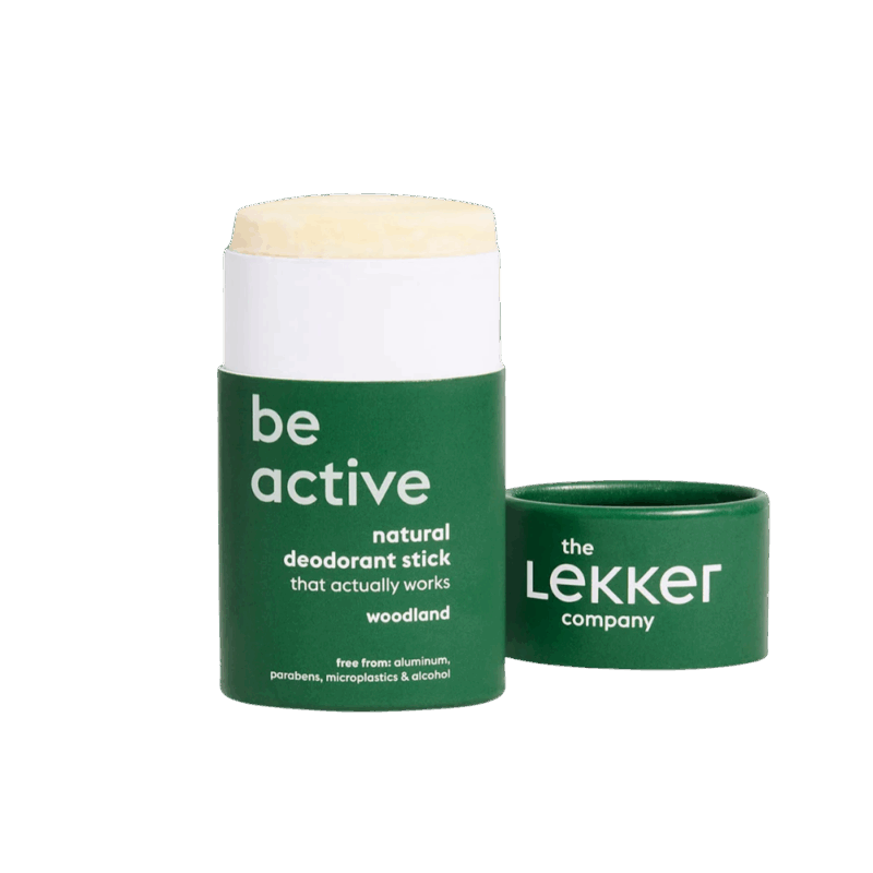 Ontdek de natuurlijke frisheid van The Lekker Company Deo Stick WOODLAND | Deze 100% natuurlijke deodorant is verpakt in een duurzame kartonnen stick en bevat alleen plantaardige ingrediënten. Zonder aluminium, parabenen of plastic – maar mét effectieve bescherming tegen ongewenste geurtjes.
