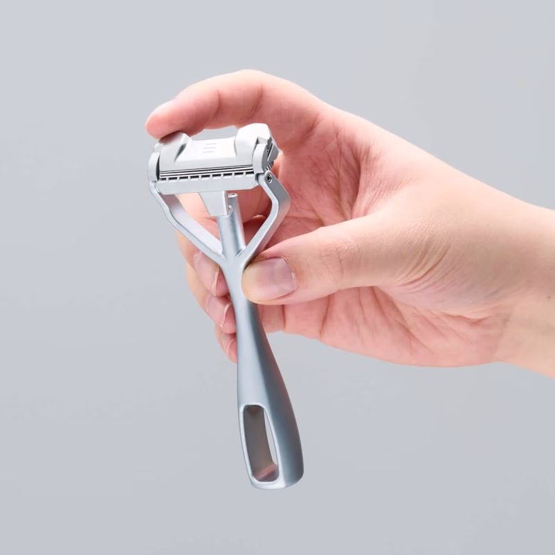 Hand hält den NEU: SHAVENT Compact 2.0 - Magnetic Force, handlicher Nassrasierer, ideal für Reisen und Duschen, mit innovativer Magnet-Schwingkopftechnologie.