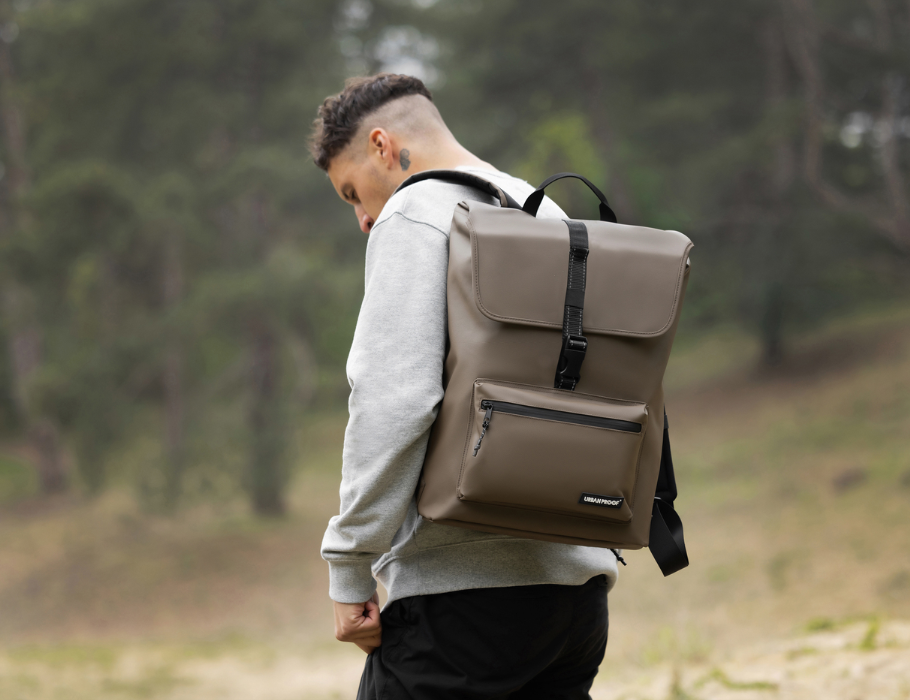 Urban Proof Cargo Backpack 20L BRUIN | Gemaakt voor de gedreven Commuter die houdt van ruimte en een mooi ontwerp, maar ook begaan is met onze planeet.