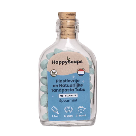 HappySoaps Tandpasta Tab Met Fluoride Spearmint De plastic tubes tandpasta kunnen de deur uit! Met de HappySoaps Tandpasta Tabs Spearmint creëer je in een handomdraai schuim om effectief je tanden te poetsen. Stop eenvoudig een Tab in je mond, kauw ‘m fijn en poets vervolgens je tanden met het schuim. Met de heerlijk frisse smaak van pepermunt.