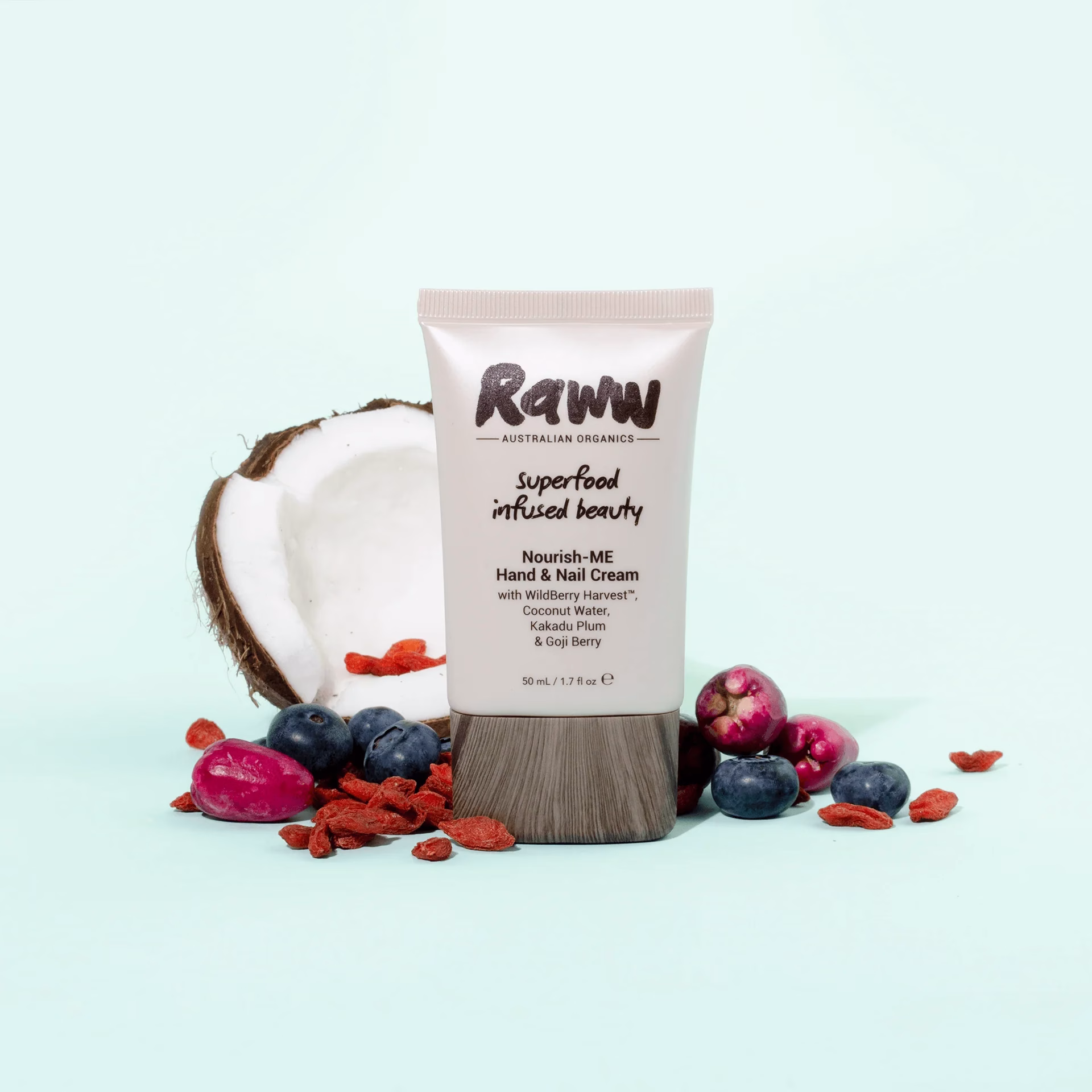 Lichtgewicht, voedend en natuurlijk: de Nourish-ME Hand & Nagelcrème van RAWW is jouw dagelijkse handtas held voor superzachte handen!!
