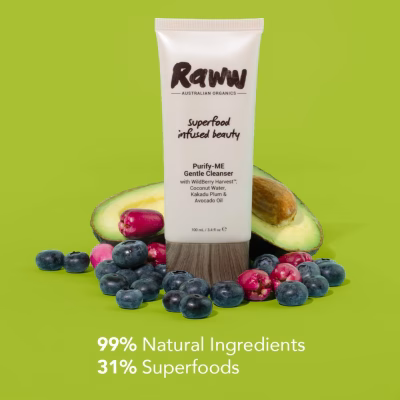 Deze verfrissende formule bevat kokoswater en mango, die samenwerken om je huid te kalmeren en te hydrateren | RAWW Nourishing Gel Cleanser