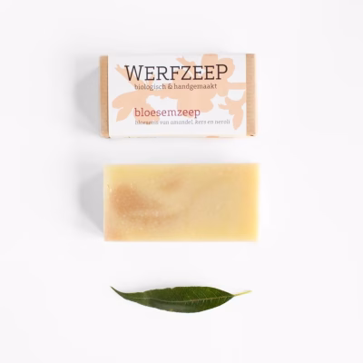 De Bloesemzeep is een zachte, friszoete zeep met lekker licht schuim en een echte bloesemgeur die niet te scherp is | Perfect als je houdt van bloemengeur!