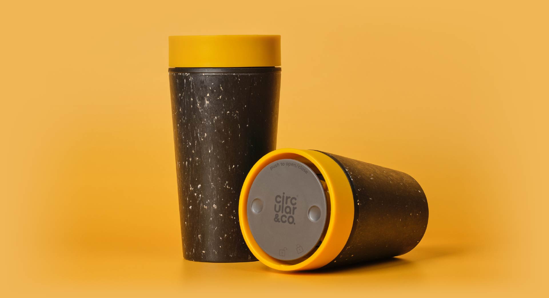 Circulaire bekers en flessen, zeer praktisch in gebruik, dankzij het push-click systeem van de Circular&Co. drinkflessen!