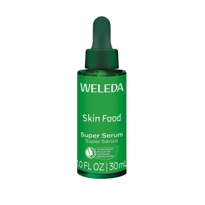 Het Weleda Skin Food Super Serum is een echte krachtpatser voor de droge huid. Deze intensief verzorgende formule combineert natuurlijk hyaluronzuur, ceramiden en het 100% natuurlijke Skin Food Phyto Infusion – een unieke mix van extracten van calendula, kamille, rozemarijn en driekleurig viooltje. Samen geven ze je huid een krachtige hydratatieboost, herstellen de natuurlijke barrièrefunctie en helpen vocht beter vast te houden.