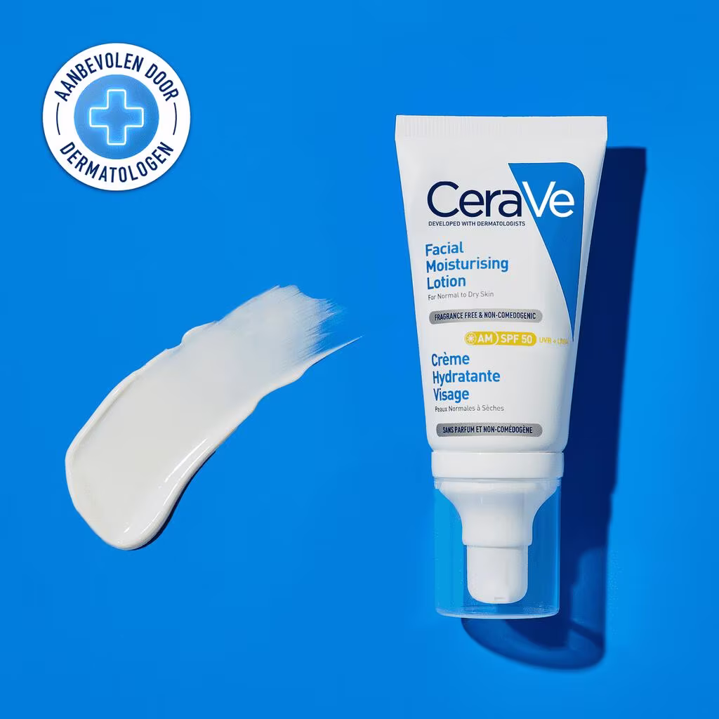 Bescherm en hydrateer je huid met CeraVe Hydraterende Gezichtscrème SPF50 (52 ml). Deze lichte zonnecrème biedt brede bescherming tegen UVA- en UVB-stralen terwijl het de huid intensief hydrateert. Verrijkt met ceramiden en hyaluronzuur om de huidbarrière te versterken en een gezonde, soepel aanvoelende huid te behouden.