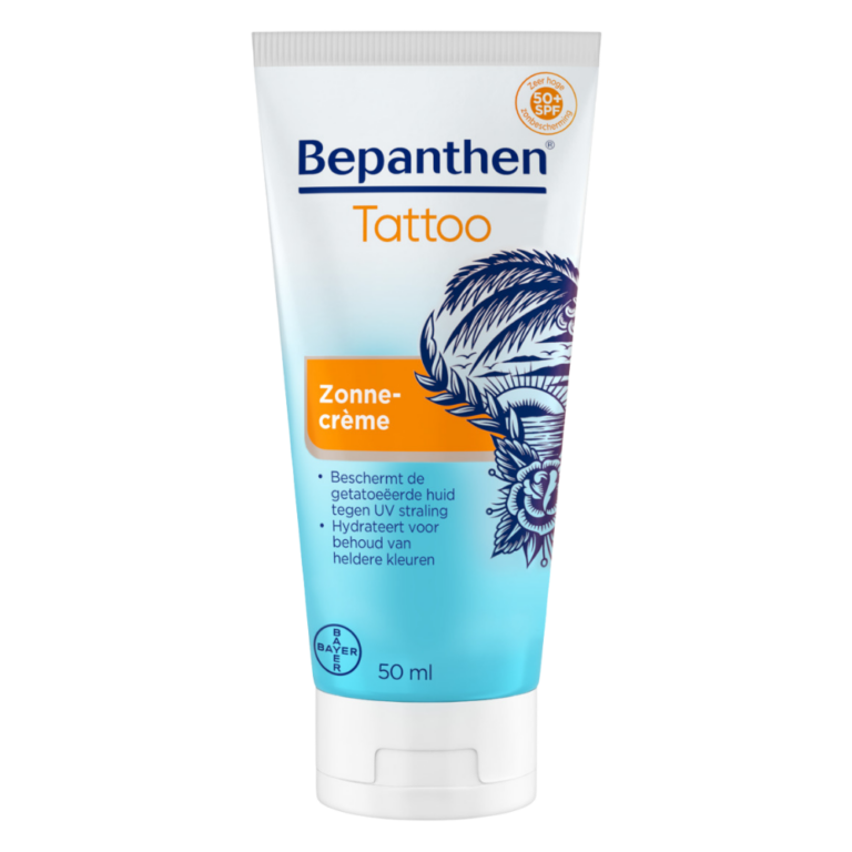 Bescherm je tatoeage tegen de zon met Bepanthen Tattoo Zonnecrème SPF50 (50 ml). Deze zonnecrème biedt hoge bescherming tegen UVA- en UVB-stralen, voorkomt vervaging van de tattoo en houdt de huid gehydrateerd en soepel. Ideaal voor dagelijks gebruik op zowel nieuwe als genezen tattoos.
