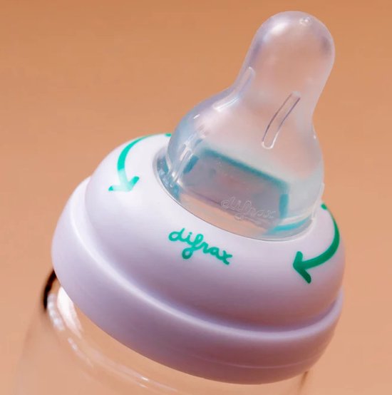 De Difrax 1-2-3 Ring met XS Doseerspeen is speciaal ontwikkeld voor baby’s die extra kleine en gecontroleerde voeding nodig hebben. Dankzij de unieke doseerspeen en de verstelbare 1-2-3 ring kun je eenvoudig bepalen hoeveel voeding er door de speen stroomt. Ideaal voor het opbouwen van voedingen of bij medische noodzaak waarbij exact doseren belangrijk is.
