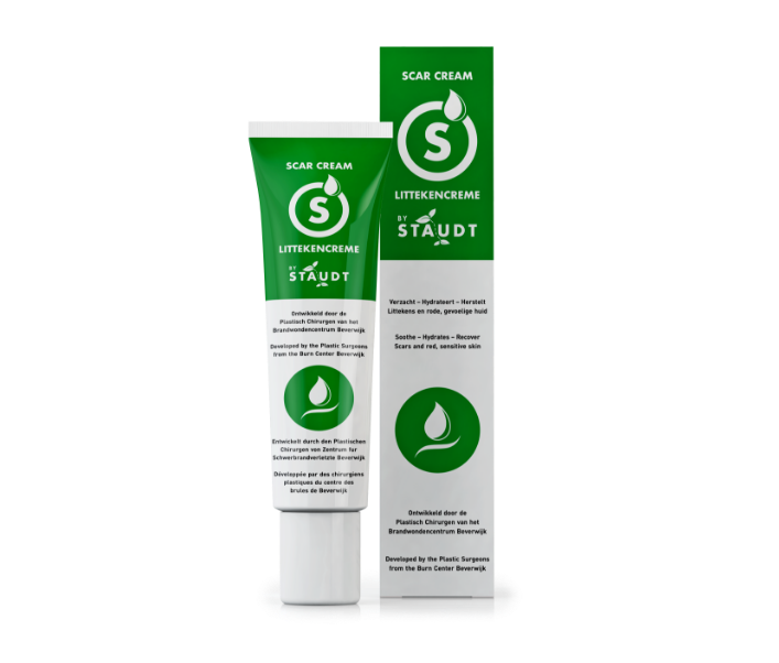 Zorg dat je littekens zo mooi mogelijk genezen met Staudt Littekencrème 40 ml. Deze crème combineert siliconen met natuurlijke, voedende ingrediënten om de huid te hydrateren, beschermen en het herstel van littekens te ondersteunen. Geschikt voor littekens van recente wonden of oudere littekens die wat extra verzorging nodig hebben.