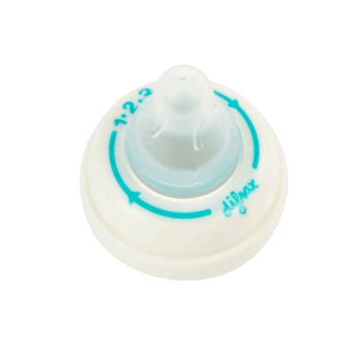 De Difrax 1-2-3 Ring Smal/Groot Doseerspeen is ontworpen om de doorstroom van voeding precies aan te passen aan de behoefte van je baby. Met de verstelbare ring kun je kiezen tussen drie standen, zodat je zelf bepaalt hoe snel de voeding door de speen loopt. Ideaal voor zowel pasgeborenen als oudere baby’s die sneller willen drinken.