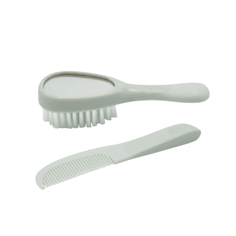 De Difrax Borstel en Kam Set is speciaal ontwikkeld voor de verzorging van de fijne haren van je baby. Met zachte haren op de borstel en afgeronde tanden op de kam kunnen kleine hoofdjes voorzichtig en comfortabel verzorgd worden. Ideaal voor dagelijks gebruik en het aanleren van een zachte haarverzorgingsroutine.