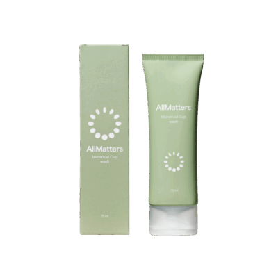 Houd je menstruatiecup hygiënisch met AllMatters OrganiWash 75ml. Deze milde, natuurlijke reiniger is speciaal ontwikkeld voor herbruikbare menstruatiecups, wasbare inlegkruisjes en andere intieme producten. Zorgt voor een grondige reiniging zonder agressieve chemicaliën, zodat je producten veilig en duurzaam kunt gebruiken.