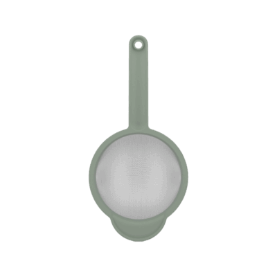 De Mepal Zeef Chef It is onmisbaar in elke keuken — ideaal voor het zeven van bloem, poedersuiker of cacao, maar ook voor het afspoelen van kleine porties groenten of fruit. Dankzij het lichte, stevige ontwerp ligt de zeef prettig in de hand en is hij eenvoudig te gebruiken. Verkrijgbaar in drie stijlvolle kleuren: Nordic Sage