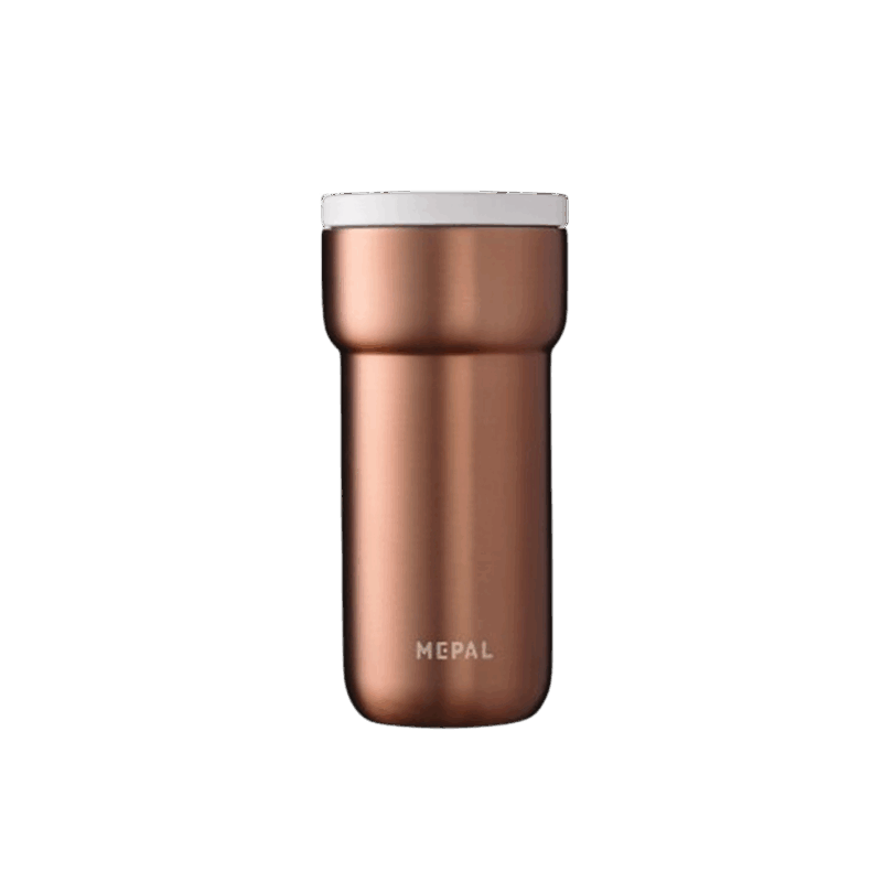 De Mepal Isoleerbeker Ellipse 375ml is de ideale metgezel voor onderweg — of je nu koffie, thee of een koude drank meeneemt. Dankzij de dubbelwandige RVS-constructie blijft je drankje tot 6 uur warm of 12 uur koud, zonder condensvorming aan de buitenkant. De beker is lekvrij, duurzaam en stijlvol vormgegeven in moderne metallic tinten | Rose Gold