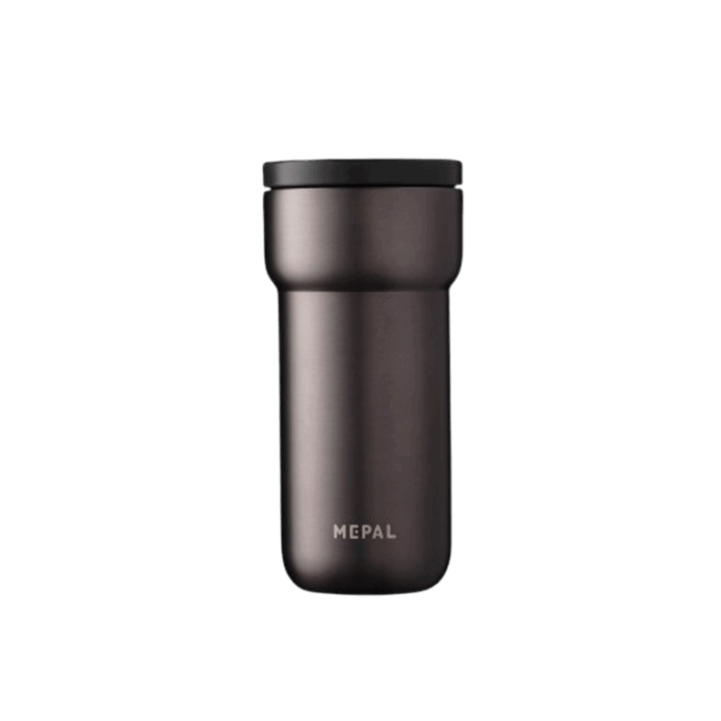 De Mepal Isoleerbeker Ellipse 375ml is de ideale metgezel voor onderweg — of je nu koffie, thee of een koude drank meeneemt. Dankzij de dubbelwandige RVS-constructie blijft je drankje tot 6 uur warm of 12 uur koud, zonder condensvorming aan de buitenkant. De beker is lekvrij, duurzaam en stijlvol vormgegeven in moderne metallic tinten | Titanium