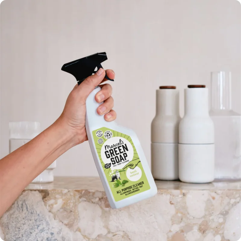 Marcel's Green Soap Allesreiniger Spray 500ml is een natuurlijke, krachtige reiniger voor het hele huis. De spray verwijdert vuil en vet effectief van alle harde oppervlakken, zonder schadelijke chemicaliën. Dankzij de frisse, plantaardige geuren wordt schoonmaken een plezierige en milieubewuste ervaring. Verkrijgbaar in drie heerlijke varianten: Basilicum & Vetiver