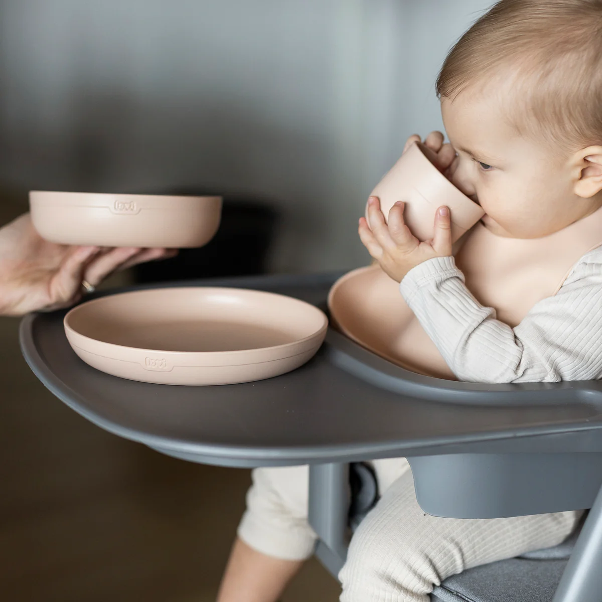 Difrax Lovi Eetset met Beker in de kleur Nude is een complete set die je kindje helpt op een veilige en verantwoorde manier zelfstandig te leren eten en drinken. De set is ergonomisch ontworpen, stimuleert een gezonde mond- en kauwontwikkeling en ondersteunt het aanleren van zelfredzaamheid tijdens maaltijden. De beker heeft een slow-flow inzetstuk om het drinken te reguleren en verslikken te voorkomen, terwijl het bordje en bestekje perfect zijn afgestemd op kleine handjes.