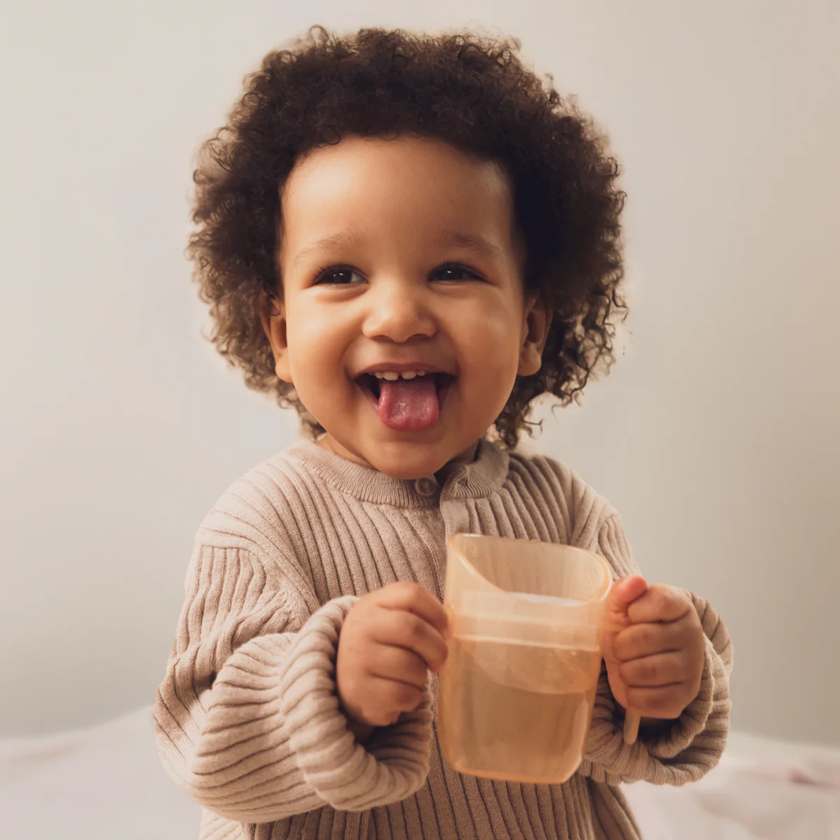 Difrax Genius Oefenbeker in de kleur Nude is speciaal ontworpen om je kindje op een veilige en natuurlijke manier zelfstandig te leren drinken. De beker stimuleert een gezonde mondontwikkeling en ondersteunt het leren van drinkvaardigheden zonder spanning op nek en mondspieren. Het slow-flow inzetstuk zorgt voor een gecontroleerde vloeistofstroom, zodat verslikken wordt voorkomen. Ideaal voor kinderen vanaf 6 maanden die de overstap maken van fles naar open beker.