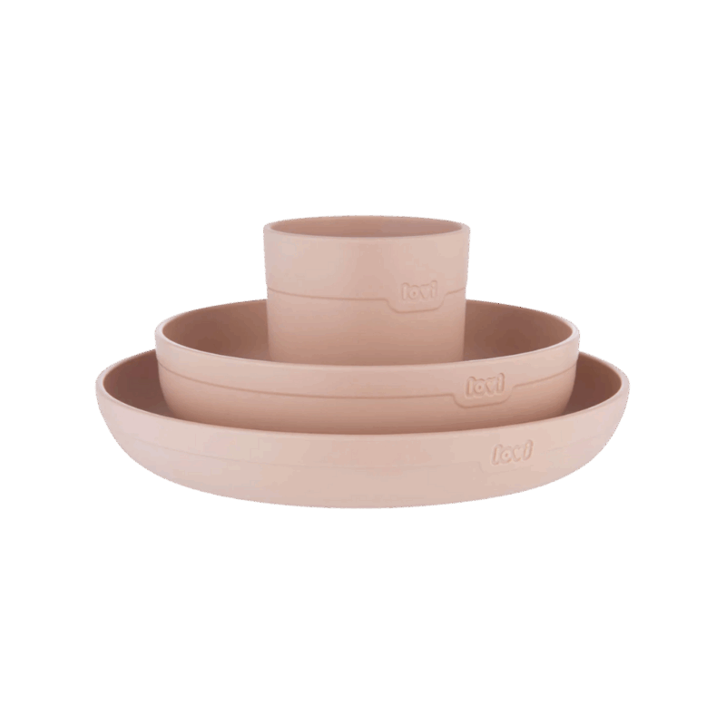 Difrax Lovi Eetset met Beker in de kleur Nude is een complete set die je kindje helpt op een veilige en verantwoorde manier zelfstandig te leren eten en drinken. De set is ergonomisch ontworpen, stimuleert een gezonde mond- en kauwontwikkeling en ondersteunt het aanleren van zelfredzaamheid tijdens maaltijden. De beker heeft een slow-flow inzetstuk om het drinken te reguleren en verslikken te voorkomen, terwijl het bordje en bestekje perfect zijn afgestemd op kleine handjes.