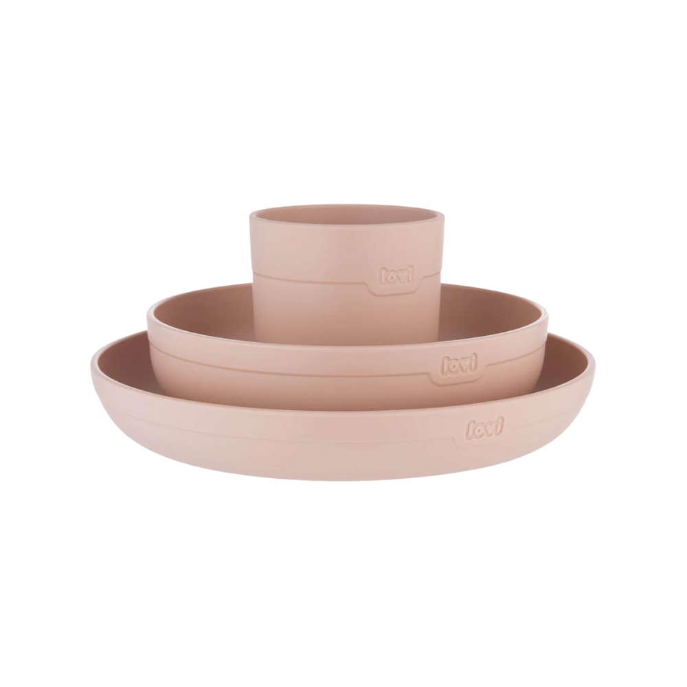 Difrax Lovi Eetset met Beker in de kleur Nude is een complete set die je kindje helpt op een veilige en verantwoorde manier zelfstandig te leren eten en drinken. De set is ergonomisch ontworpen, stimuleert een gezonde mond- en kauwontwikkeling en ondersteunt het aanleren van zelfredzaamheid tijdens maaltijden. De beker heeft een slow-flow inzetstuk om het drinken te reguleren en verslikken te voorkomen, terwijl het bordje en bestekje perfect zijn afgestemd op kleine handjes.