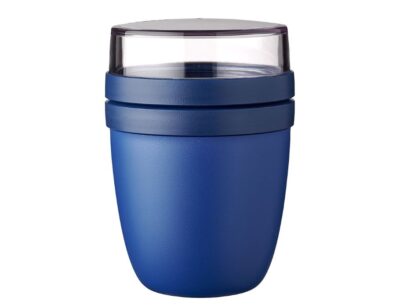 De Mepal Lunchpot Ellipse 500 ml + 200 ml is dé slimme oplossing voor wie zijn lunch of tussendoortje graag vers en handig meeneemt. Met twee aparte compartimenten houd je ingrediënten perfect gescheiden tot het moment van eten — ideaal voor yoghurt met muesli, soep met croutons of salade met dressing | Vivid Blue