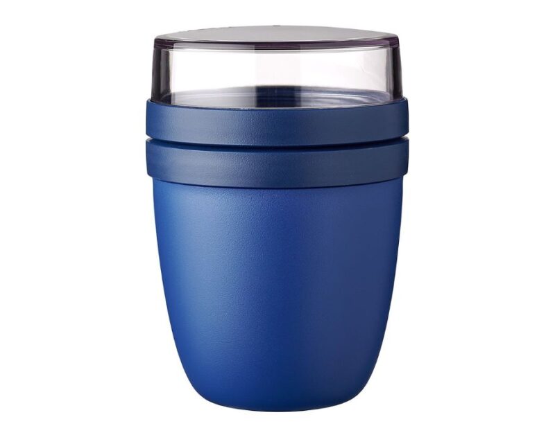 De Mepal Lunchpot Ellipse 500 ml + 200 ml is dé slimme oplossing voor wie zijn lunch of tussendoortje graag vers en handig meeneemt. Met twee aparte compartimenten houd je ingrediënten perfect gescheiden tot het moment van eten — ideaal voor yoghurt met muesli, soep met croutons of salade met dressing | Vivid Blue