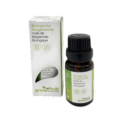 Greenhub Bio Etherische Bergamotolie 10ml is een frisse, fruitige en licht kruidige olie die lichaam en geest in balans brengt. De olie wordt gewonnen uit de schil van biologische bergamotvruchten (Citrus bergamia) en staat bekend om haar opwekkende, zuiverende en kalmerende eigenschappen. Ideaal voor gebruik in aromatherapie, massages of als natuurlijke geurverfrisser in huis.