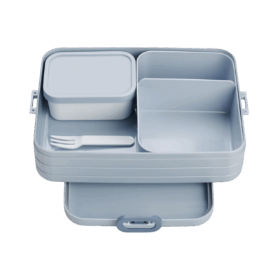 De Mepal Bento Lunchbox is dé ideale oplossing voor wie graag gevarieerd en georganiseerd luncht. Dankzij de handige Bento-inzet kun je je maaltijd opdelen in verschillende vakjes — perfect voor brood, snacks, fruit of salade. De lunchbox is lekvrij, duurzaam en gemaakt voor dagelijks gebruik op school, werk of onderweg.