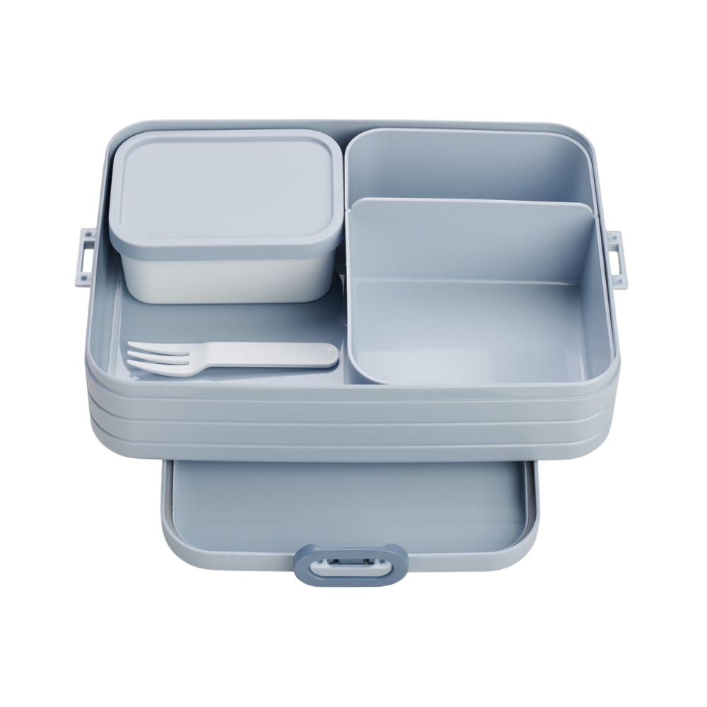 De Mepal Bento Lunchbox is dé ideale oplossing voor wie graag gevarieerd en georganiseerd luncht. Dankzij de handige Bento-inzet kun je je maaltijd opdelen in verschillende vakjes — perfect voor brood, snacks, fruit of salade. De lunchbox is lekvrij, duurzaam en gemaakt voor dagelijks gebruik op school, werk of onderweg.