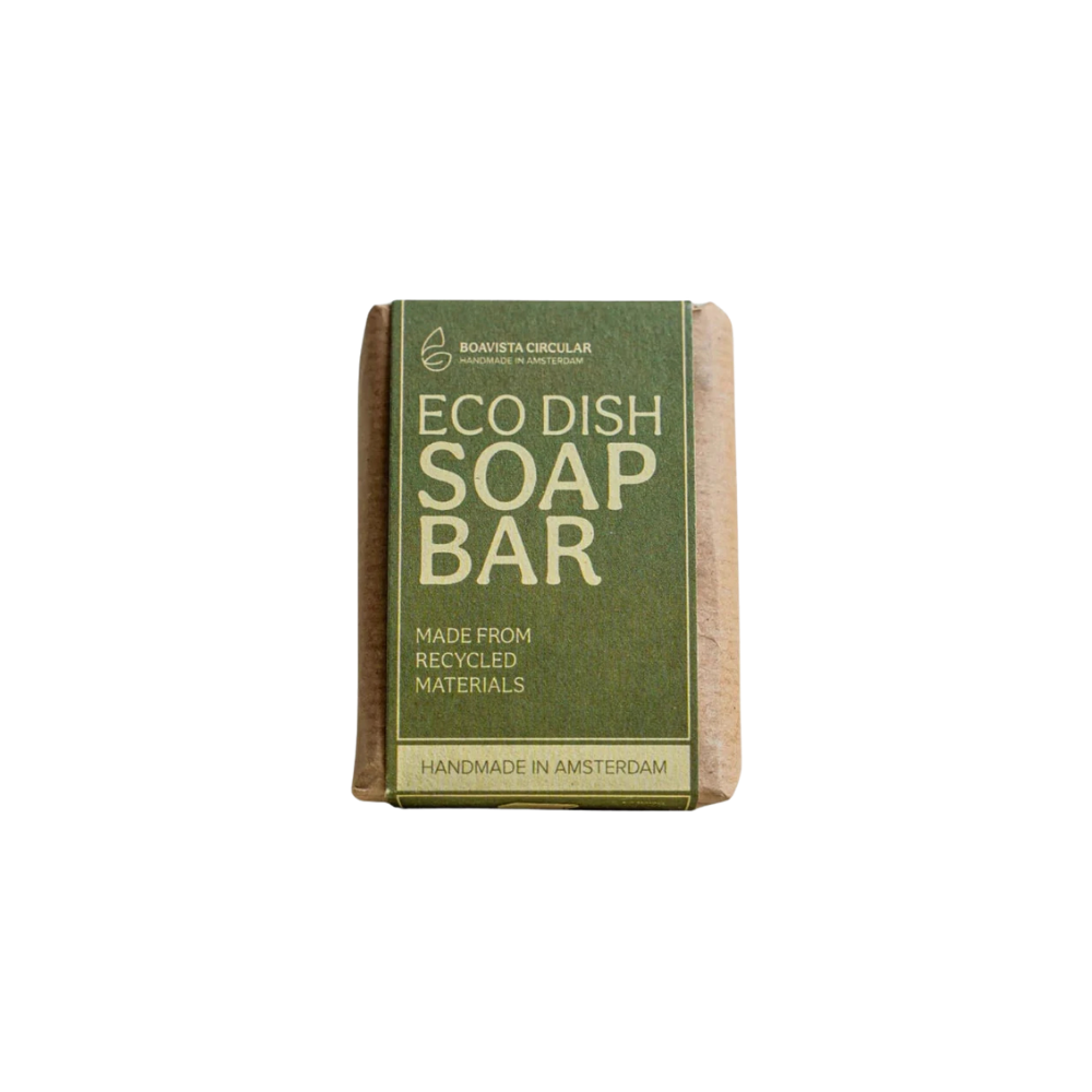 Boavista Circular Afwaszeep Blok 200 gram is een duurzaam alternatief voor traditioneel afwasmiddel. Dit vaste zeepblok wordt handgemaakt van gerecyclede plantaardige oliën, waardoor afval wordt verminderd en natuurlijke grondstoffen worden hergebruikt. De krachtige formule verwijdert vet en vuil moeiteloos, terwijl het vriendelijk blijft voor je huid én het milieu.