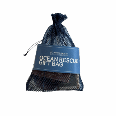 Breng duurzaam schoonmaken naar een hoger niveau met de Boavista Circular Oceaan Redder Cadeauset Klein. Deze zorgvuldig samengestelde set bevat alles wat je nodig hebt om je keuken en huis op een natuurlijke, plasticvrije manier schoon te maken. Perfect als bewust cadeau of voor eigen gebruik.
