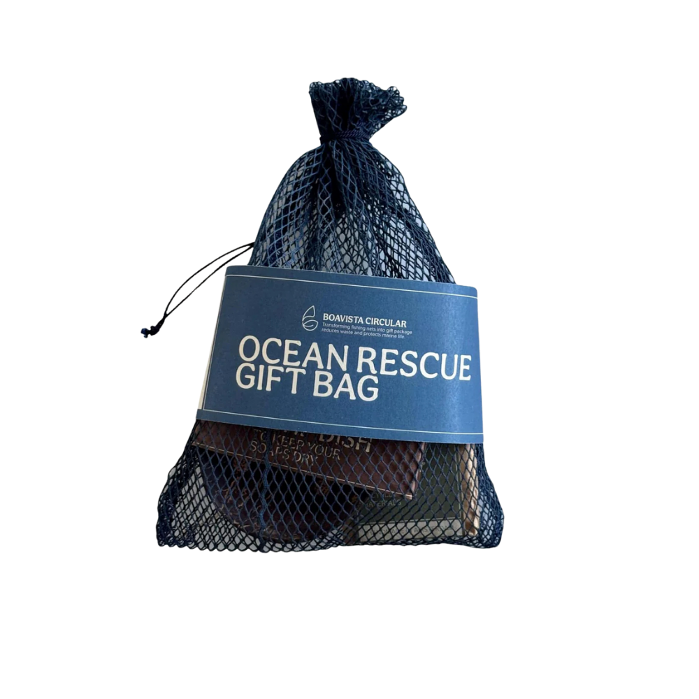 Breng duurzaam schoonmaken naar een hoger niveau met de Boavista Circular Oceaan Redder Cadeauset Klein. Deze zorgvuldig samengestelde set bevat alles wat je nodig hebt om je keuken en huis op een natuurlijke, plasticvrije manier schoon te maken. Perfect als bewust cadeau of voor eigen gebruik.