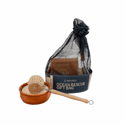 Geef een stijlvol en duurzaam cadeau met de Oceaan Reeder Cadeauset Medium. Deze zorgvuldig samengestelde set combineert praktische en milieuvriendelijke producten, ideaal voor iedereen die een bewuste levensstijl waardeert.