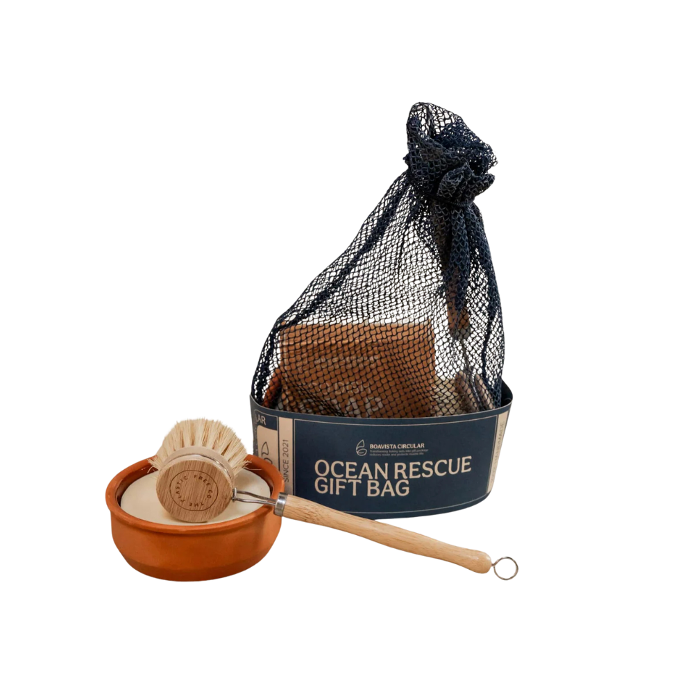 Geef een stijlvol en duurzaam cadeau met de Oceaan Reeder Cadeauset Medium. Deze zorgvuldig samengestelde set combineert praktische en milieuvriendelijke producten, ideaal voor iedereen die een bewuste levensstijl waardeert.