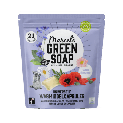 De Marcel’s Green Soap Wascapsules Universeel bieden een eenvoudige en milieuvriendelijke manier om je was schoon en fris te krijgen. De capsules zijn biologisch afbreekbaar en bevatten een krachtige, plantaardige formule die vuil en vlekken effectief verwijdert, terwijl je kleding en het milieu beschermd blijven. Deze variant “Wilde Bloemen” zorgt voor een frisse, natuurlijke geur in elke wasbeurt.