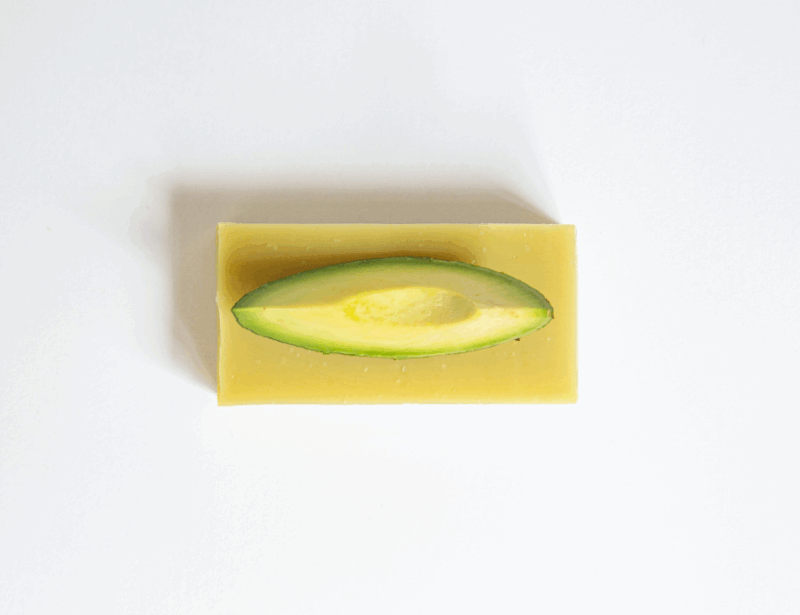 Werfzeep Avocadozeep biedt een zachte en verzorgende reiniging met de kracht van natuurlijke ingrediënten. De rijke avocado-extracten voeden de huid, houden deze soepel en ondersteunen een gezonde huidbalans. Perfect voor dagelijks gebruik op handen, gezicht of lichaam.