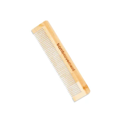 De Bamboovement Bamboe Kam is een milieuvriendelijk alternatief voor plastic kammen. Gemaakt van duurzaam bamboe, glijdt hij soepel door het haar en helpt hij klitten voorzichtig te ontwarren zonder te trekken of te breken. Het natuurlijke materiaal verdeelt de oliën van de hoofdhuid gelijkmatig, waardoor het haar gezond en glanzend blijft.