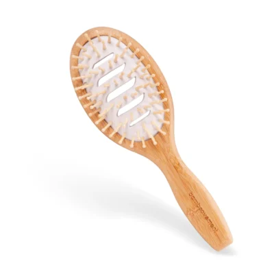 De Bamboovement Bamboe Haarborstel is een milieuvriendelijk alternatief voor plastic borstels. Gemaakt van duurzaam bamboe, voelt hij licht en stevig aan in de hand en is hij zacht voor haar en hoofdhuid. De natuurlijke pinnen verdelen de natuurlijke oliën over het haar, waardoor het gezonder en glanzender wordt — zonder pluizen of statische elektriciteit. | VENT