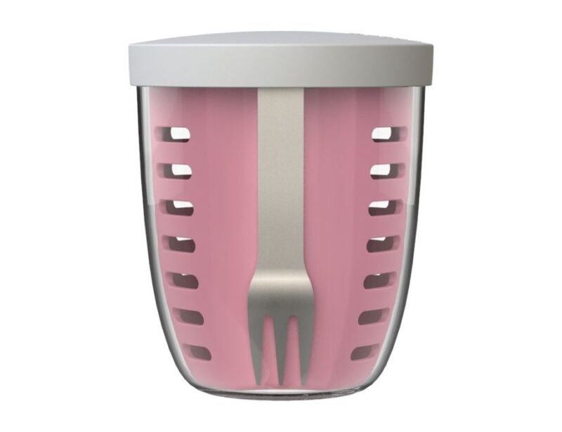 De Mepal Fruit & Veggie Pot is de perfecte keuze voor wie graag gezond snackt — thuis, op kantoor of onderweg. Dankzij het slimme ontwerp met geïntegreerd vergiet kun je fruit en groenten direct wassen, uitlekken en meenemen in één handige pot. Ideaal voor iedereen die vers en bewust wil eten, zonder gedoe of plastic afval | Nordic Pink