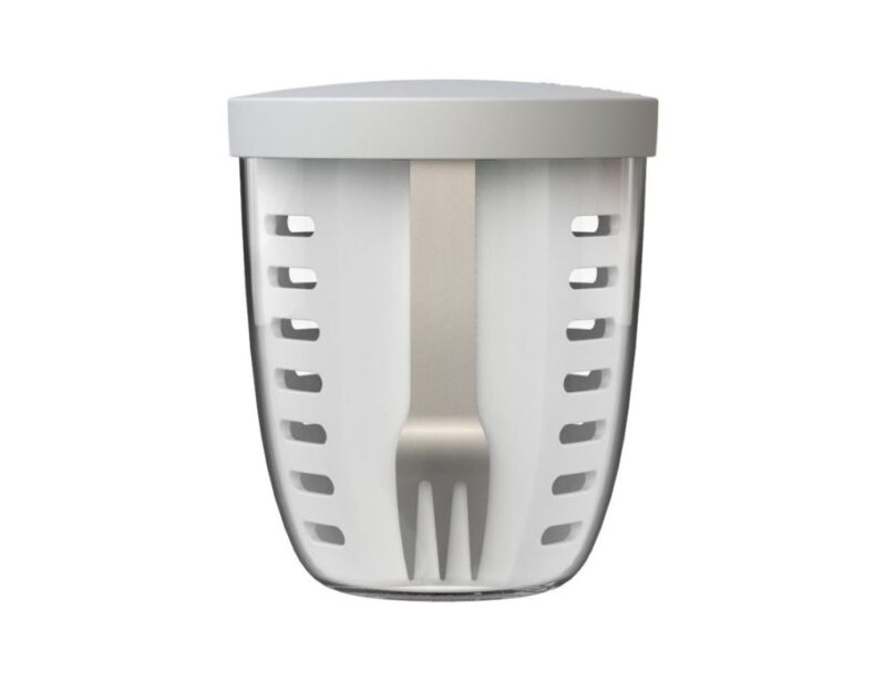 De Mepal Fruit & Veggie Pot is de perfecte keuze voor wie graag gezond snackt — thuis, op kantoor of onderweg. Dankzij het slimme ontwerp met geïntegreerd vergiet kun je fruit en groenten direct wassen, uitlekken en meenemen in één handige pot. Ideaal voor iedereen die vers en bewust wil eten, zonder gedoe of plastic afval | Nordic White