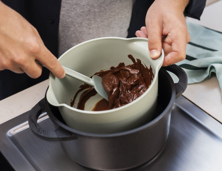 De Mepal Beslagkom Chef It is ideaal voor zowel de beginnende als de ervaren thuisbakker. Dankzij de ruime inhoud van 1,5L tot 3L kun je eenvoudig deeg, beslag of salades mengen en bewaren. Verkrijgbaar in de stijlvolle kleuren | Nordic Sage