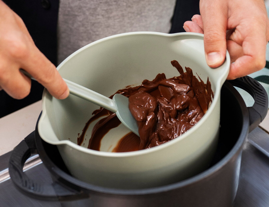 De Mepal Spatel Chef It is onmisbaar in elke keuken. Deze stevige, hittebestendige spatel is perfect voor het roeren, omdraaien en uitscheppen van gerechten — van luchtige pannenkoeken tot romige sauzen. Dankzij het ergonomische handvat ligt hij comfortabel in de hand, en met zijn stijlvolle design past hij in elke moderne keuken. Verkrijgbaar in drie kleuren: Chalk, Navy en Nordic Sage.