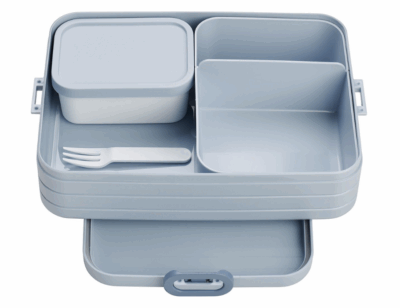De Mepal Bento Lunchbox is dé ideale oplossing voor wie graag gevarieerd en georganiseerd luncht. Dankzij de handige Bento-inzet kun je je maaltijd opdelen in verschillende vakjes — perfect voor brood, snacks, fruit of salade. De lunchbox is lekvrij, duurzaam en gemaakt voor dagelijks gebruik op school, werk of onderweg.