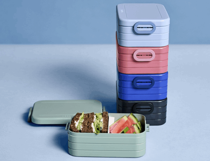 De Mepal Lunchbox 900ml is ideaal voor wie gezonde maaltijden of snacks mee wil nemen — thuis, op kantoor of onderweg. Dankzij het lekvrije ontwerp blijven gerechten veilig opgeborgen en de stevige lunchbox is eenvoudig schoon te maken en herbruikbaar. Perfect voor een duurzame en georganiseerde lunchervaring.