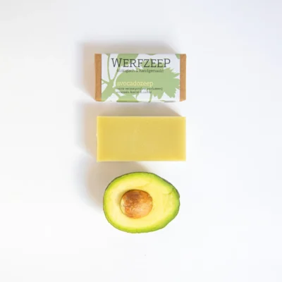 Werfzeep Avocadozeep biedt een zachte en verzorgende reiniging met de kracht van natuurlijke ingrediënten. De rijke avocado-extracten voeden de huid, houden deze soepel en ondersteunen een gezonde huidbalans. Perfect voor dagelijks gebruik op handen, gezicht of lichaam.