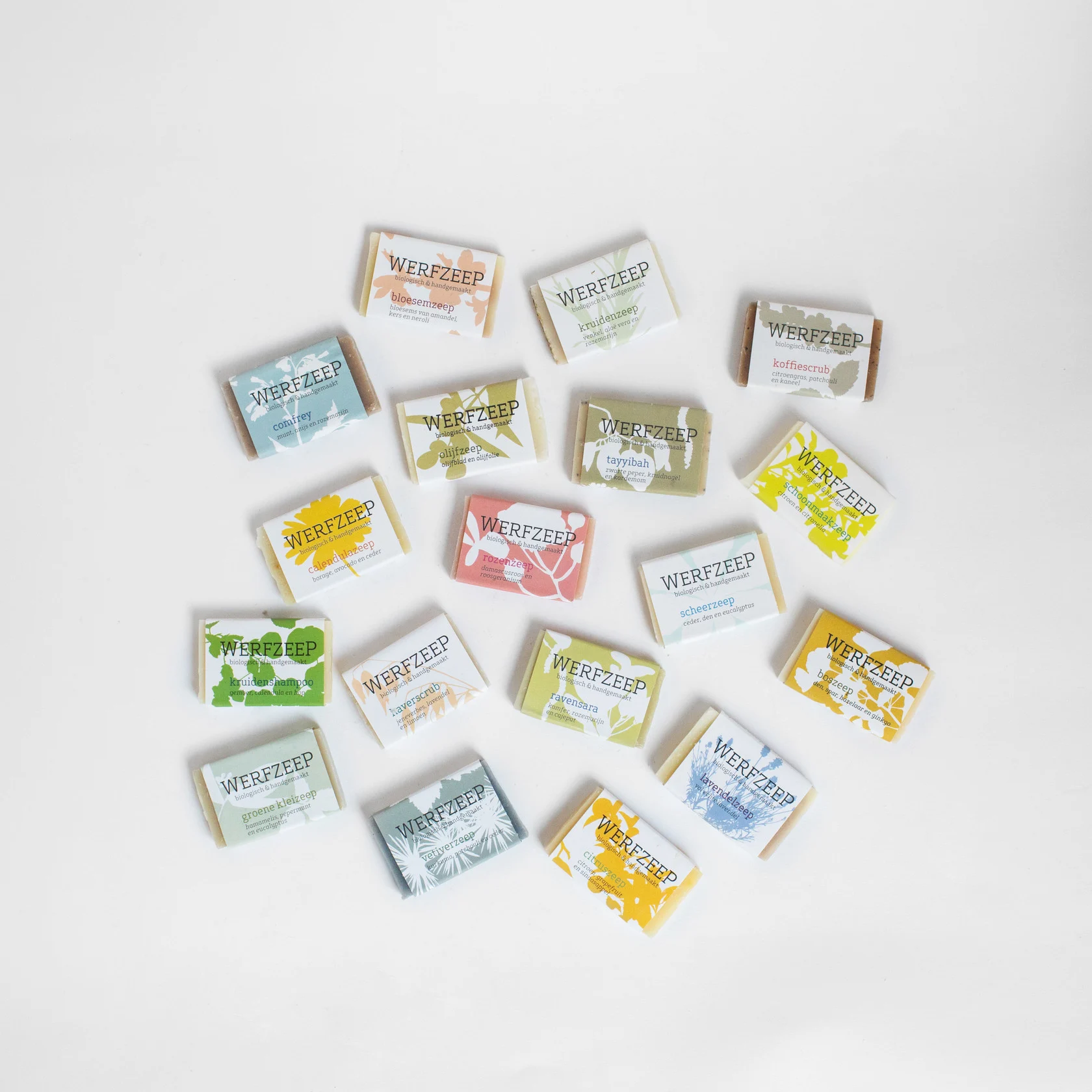 De Werfzeep Cadeaudoos – Minizeepjes (18 stuks) is een prachtige selectie van achttien ambachtelijke, natuurlijke zepen van Werfzeep in mini-formaat. Perfect om cadeau te doen, uit te proberen of mee te nemen op reis. Elk stukje zeep is handgemaakt met biologische ingrediënten en vrij van palmolie, synthetische geurstoffen en conserveringsmiddelen.